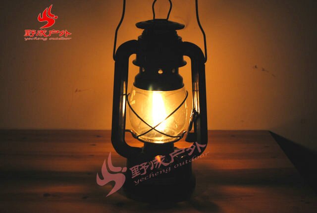 Nostalgic Classic Kerosene Lamp Vintage Lantern Paraffin Lamp Wild Emergency Light for Camp 19cm in Height