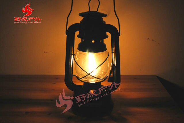 Nostalgic Classic Kerosene Lamp Vintage Lantern Paraffin Lamp Wild Emergency Light for Camp  19cm in Height